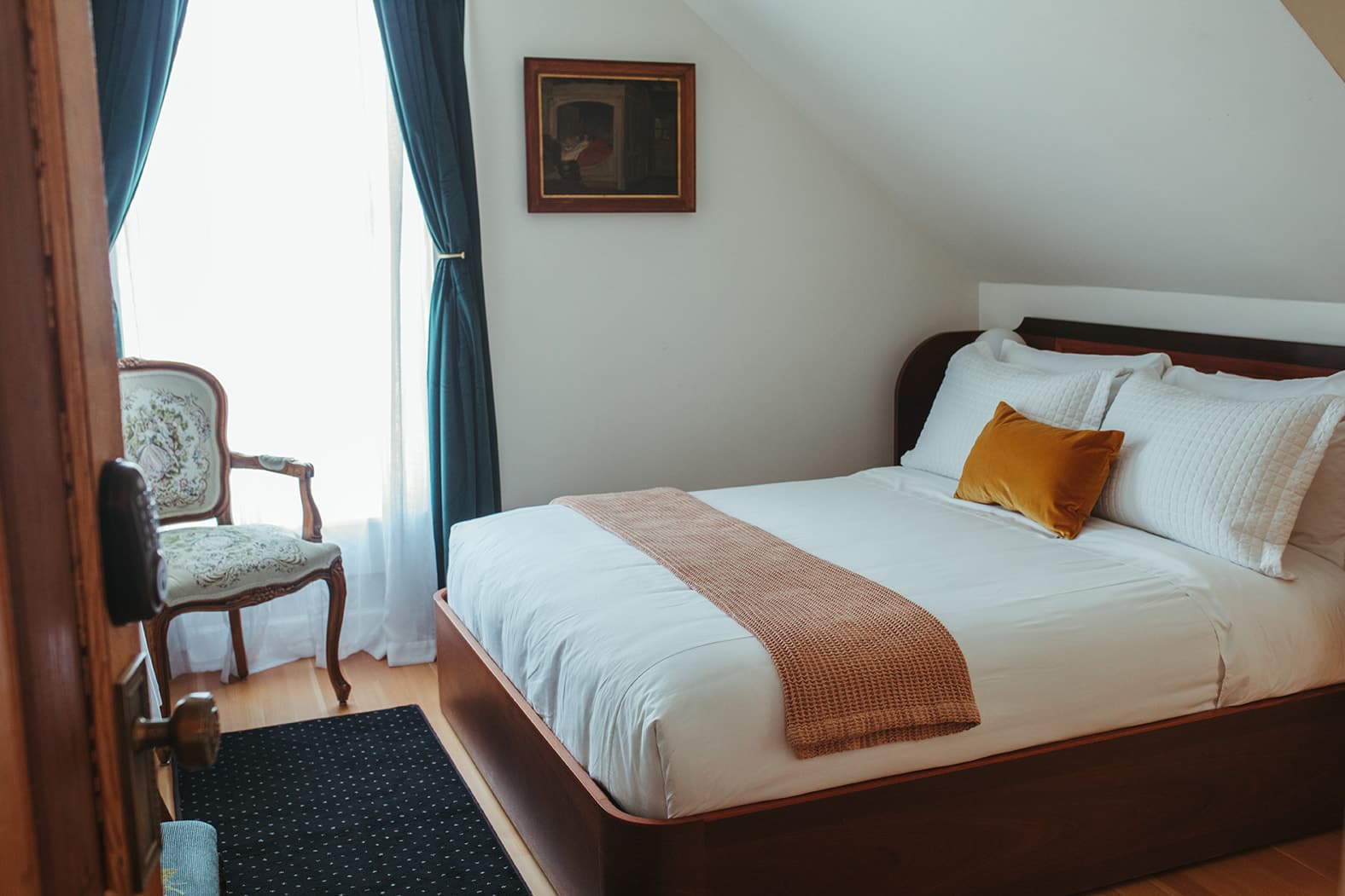 Bed and furnishings of a Deluxe Queen room at our northern California boutique hotel
